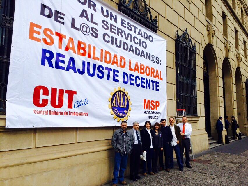 Lienzo en frontis Ministerio de Hacienda alusivo a reajuste  decente para empleados públicos