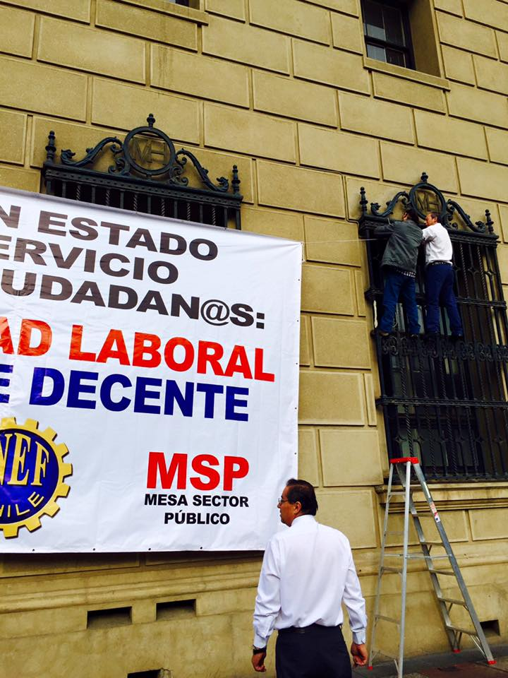 Lienzo en frontis Ministerio de Hacienda alusivo a reajuste  decente para empleados públicos