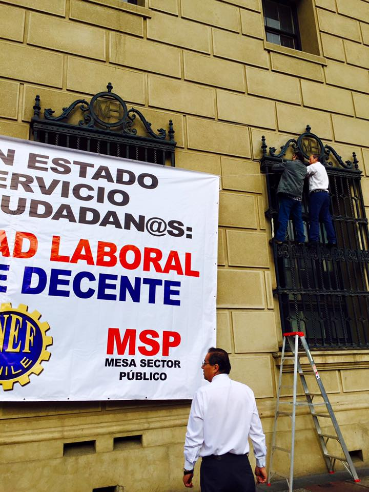 Lienzo en frontis Ministerio de Hacienda alusivo a reajuste decente para empleados públicos